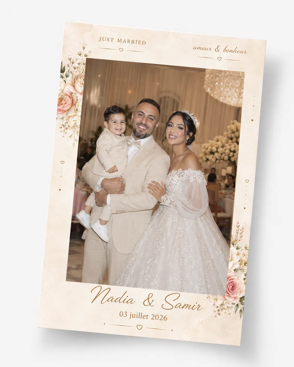 Tirage photo de mariage encadré ivoire, remis à une famille